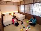 和風ツインは畳スペースあり。小さいお子様連れも安心♪お布団追加で最大4名様まで。