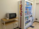 4階 自動販売機コーナーには電子レンジのご用意もございます