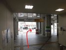 左手に近鉄桜井駅、右手にファミリーマートさんがあるので、ファミリーマートさん側に進んでください。