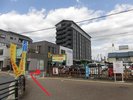右側に9階建てのホテルが見えます。コインパーキングと近畿労金さんの間の道を進みます。
