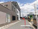 左側にホテル正面玄関があります。