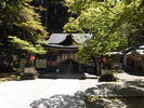 等彌神社まで徒歩で約20分、車で7分ほど。鳥見山の麓に鎮座する歴史深い神社です。