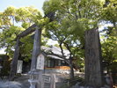 等彌神社まで徒歩で約20分、車で7分ほど。鳥見山の麓に鎮座する歴史深い神社です。