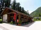 土佐山産の商品がならぶ とんとんの店