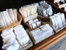 客室内に設置していたアメニティをアメニティバーでのピックアップ形式へと変更しております