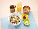 朝食一例…サラダごはん・朝食提供時間:6:30am〜10:00am
