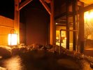 【限定1室】露天風呂付スイート和室の岩づくりの露天風呂