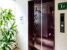 エレベーター(建物は4階建てです)