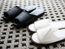 姿見の下に各種スリッパをご用意。ホテルのスリッパに抵抗がある方のために使い捨てスリッパもご用意。
