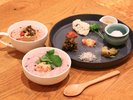 朝食のおかゆ(イメージ)自家製の黒玄米おかゆにセルフでお好みのトッピングをしてお召し上がりください