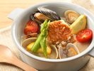 旬の白身魚を使用し野菜も入った糀のアクアパッツァ温泉蒸し