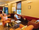 2階に24時間利用可の宿泊者専用ラウンジ。Wi-Fi・フリードリンク完備(飲食・飲酒不可)