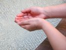 硫黄を含むアルカリ性単純温泉で少しぬめりを感じる柔らかな湯。宿泊者は20:15〜24:00まで貸切風呂1回無料