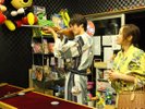 お向かいに「射的屋」さんがあります