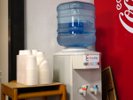 【お水コーナー】自販機の横にウォーターサーバーをご用意しています。お湯とお水をご自由にお飲みください