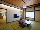 【2023年3月リニューアル】和室10畳+ツインルームの二間続きの和洋室(トイレ付)広いリビングです。