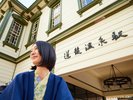当館から徒歩1〜2分の道後温泉駅は、坊ちゃん電車の乗車駅です。その駅1階には有名コーヒーショップが。