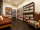 ロビー横に図書ルームをご用意しています。わが家のようにお寛ぎくださいませ。