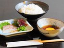 【宇和島風鯛めし】ご飯に鯛、わかめ、しそ、タレに漬かった卵黄を乗せ、薬味と共にお召し上がりください