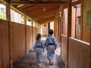 開放的な屋外回廊。お子さまと一緒でも、気兼ねなく湯めぐりを楽しめます。