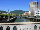 すずさんが歩いた道(堺橋) 正面に灰ケ峰を望むことができます。