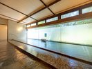 自然光溢れる大浴場無色透明のさらりとした泉質のお湯は、まさに「いたわりの湯」