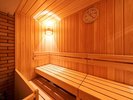 飽きを感じず何度も利用したくなるヒノキのサウナ(90℃) 営業時間 夕15:00〜24:00朝6:00〜9:00