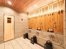 大浴場洗い場 シャワーヘッドから柔らかいお湯が身体を洗い流します。営業時間 夕15:00〜24:00朝6:00〜9:00