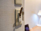 お部屋の電気はルームキーについている棒を挿してご利用ください