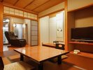 【禁煙】本間の和室6畳例:縁にマッサージチェア、洗面所、トイレ、お庭に信楽焼露天風呂、シャワー2名定員