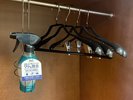 全室にハンガーと消臭スプレーをご用意しております。ハンガーはピンチ有無の2種類がございます。