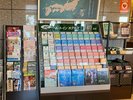 フロント横にはパンフレットラックと、連泊のお客様専用のアメニティバーを設置しております。