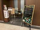 朝食会場入口です。スタッフ手書きのメニューを置いております。
