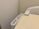 トイレは自動洗浄機能が付いております。