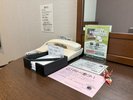 机上には電話機とメモがございます。