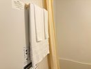セミダブルルーム・ツインルームのタオルです。ユニットバス内にご用意しております。