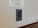 枕元近くにUSBコンセントがございます。就寝時のスマートフォンの充電に便利です。