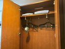 ツインルームは客室入口付近にクローゼットがございます。