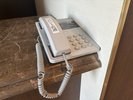 西棟1階ロビーにもフロント直通の内線電話がございます。