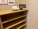 女性大浴場は入ってすぐに下駄箱がございます。入口のパスワードはご利用後にカゴへお入れください。