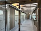 西棟から見た連絡通路の様子です。