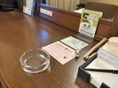 喫煙室は机上に灰皿がございます。