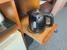 全室に電気ケトルをご用意しており、スライドで出し入れが可能です。(写真はスタンダードシングルです。)