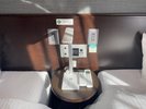 テーブルには照明・空調用リモコンがございます。