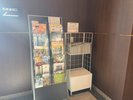 東棟1階に、近隣施設等のパンフレットと新聞コーナーがございます。