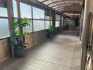1階に連絡通路がございます。東棟と西棟の往来が可能です。