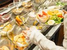 朝食:種類豊富なサラダ
