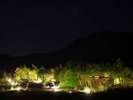 夜の山々に抱かれた久織亭