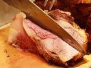 【ライブキッチン】朝食では人気のローストビーフを提供中!