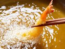 【ライブキッチン】夕食では料理人が揚げる「天ぷら」をお楽しみください。